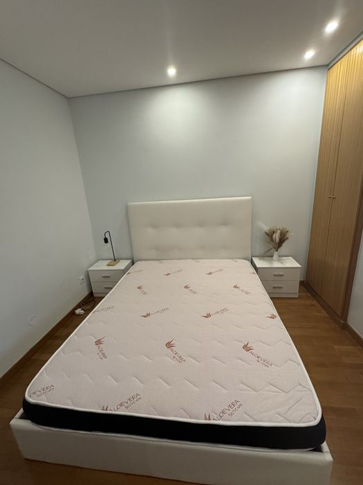 Cama casal sommier e mesa de cabeceiras