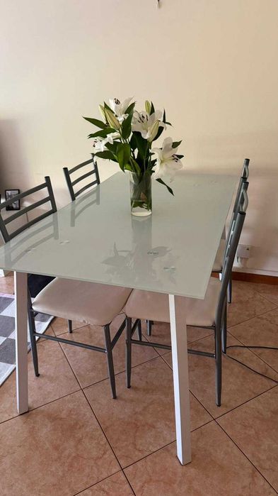 Mesa de Vidro com 4 Cadeiras