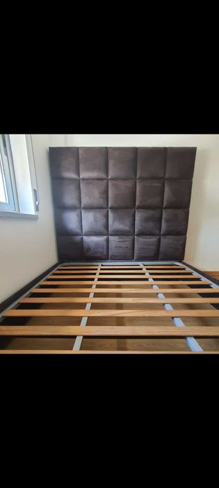 Cama em madeira maciça c/ cabeceira almofadada em pele tipo camurça