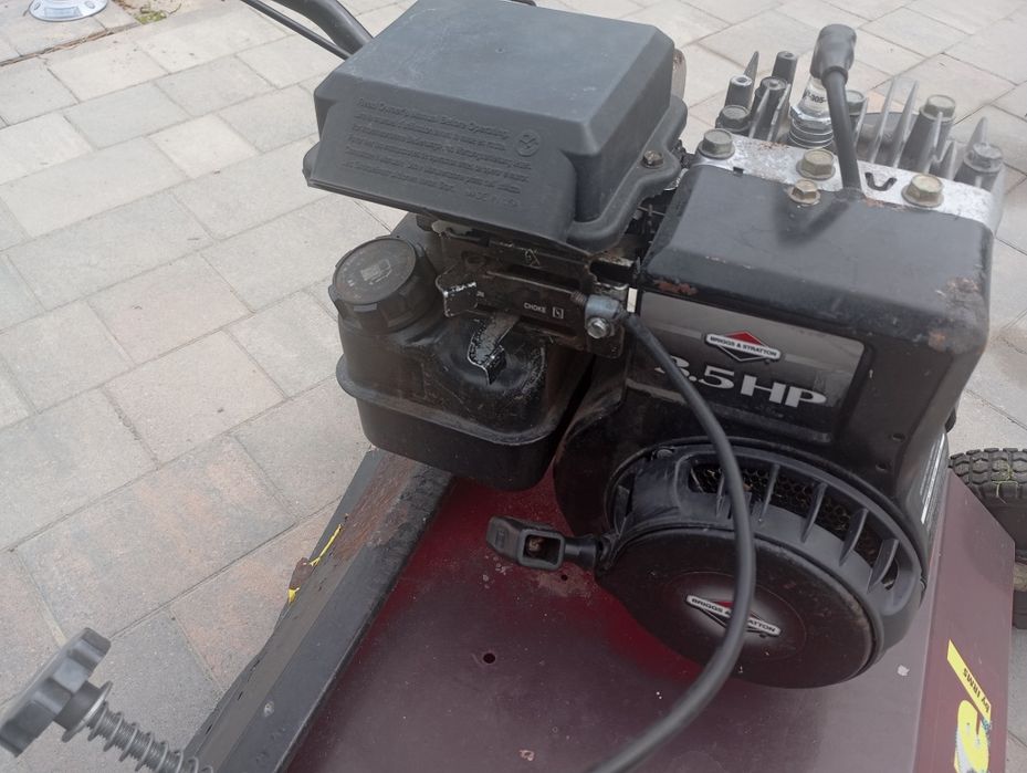 Wertykulator spalinowy trawnik regeneracja trawnika boiska trawa z rolki