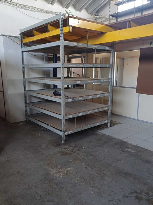 Lote de Estantes Industriais