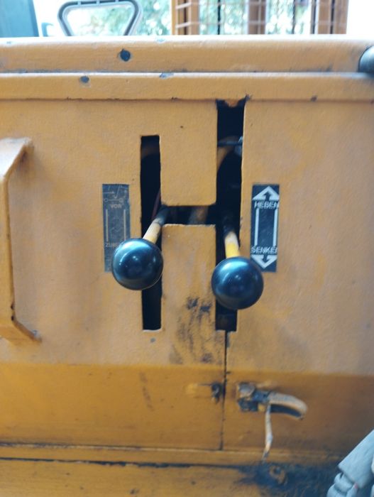 Навантажувач електричний вилковий