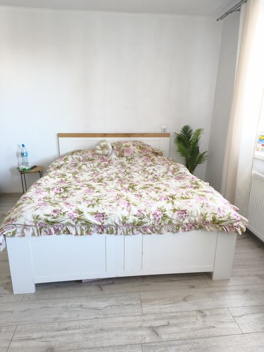 Łóżko duże małżeńskie na sprzedaż białe z drewnem 180x200