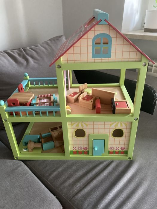 Drewniany domek dla lalek