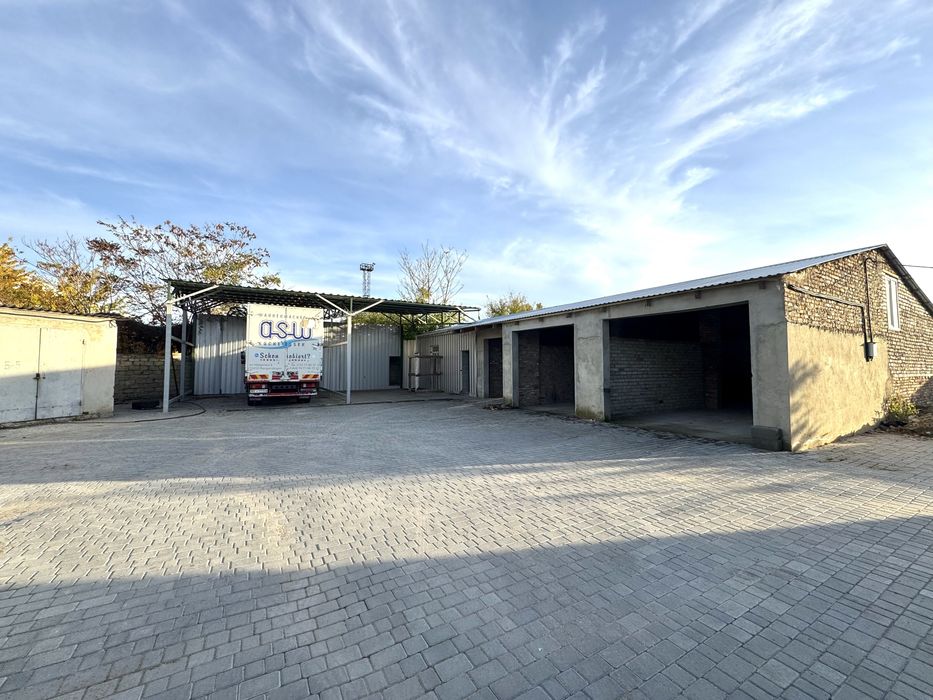 Продаётся СТО-комплекс с боксами для мойки и кладовыми в центре