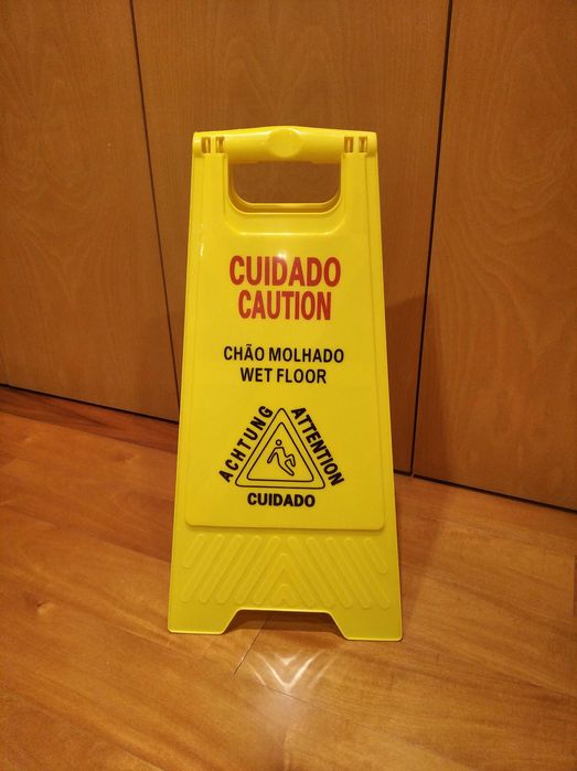 Placa sinalizadora 'Cuidado - Chão molhado'