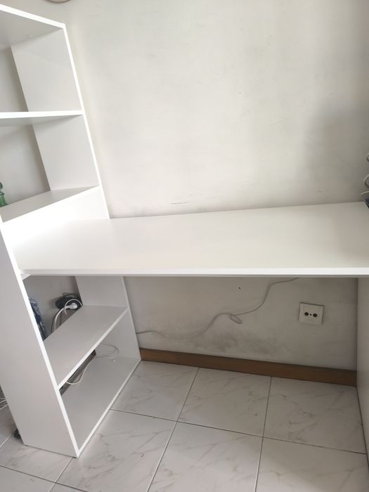 Secretária branca com estante lateral – Excelente estado