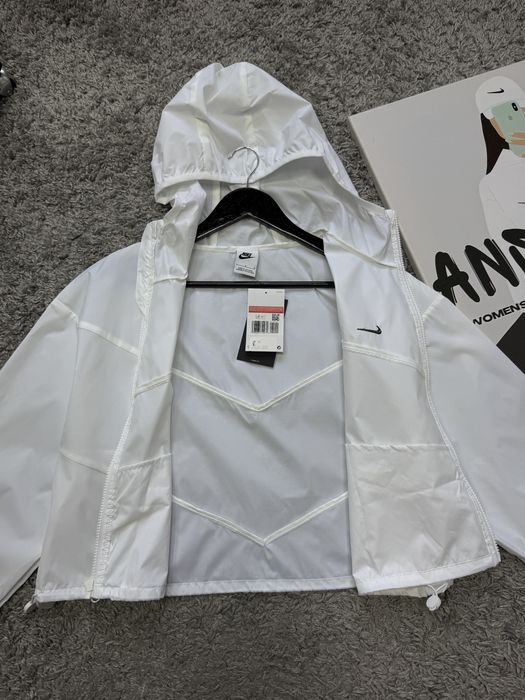 Жіноча нова куртка вітровка Nike
