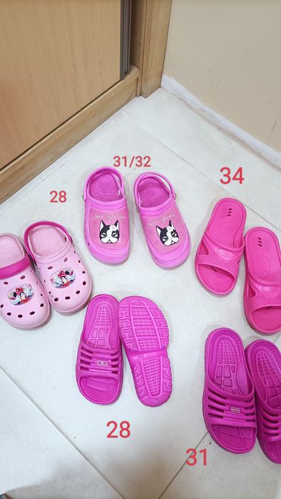 Chinelos e Crocs menina