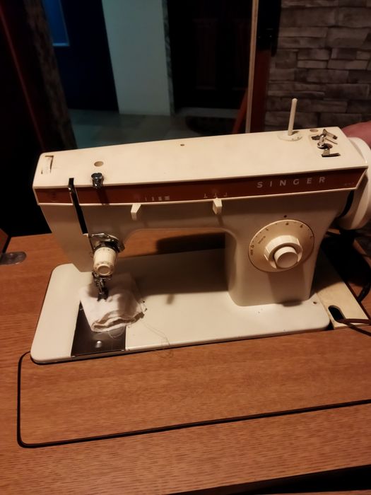 Máquina de costura com motor e móvel está a funcionar