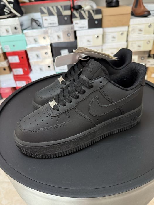 Чорні кросівки Nike Air Force