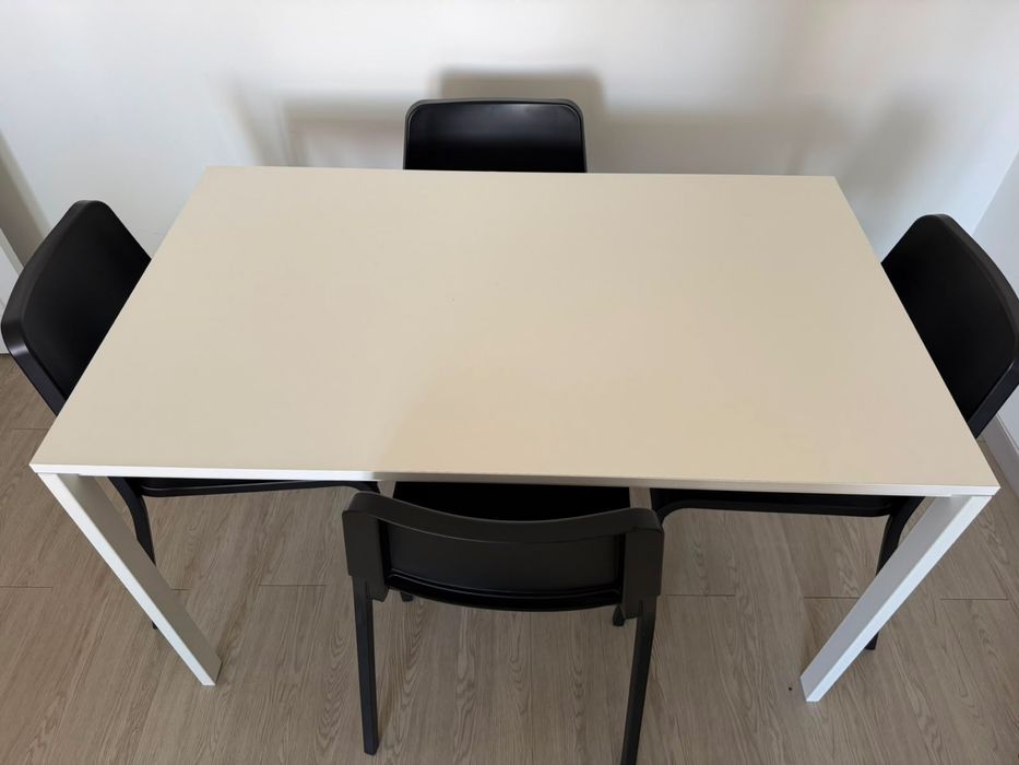 Vendo conjunto de mesa com cadeiras