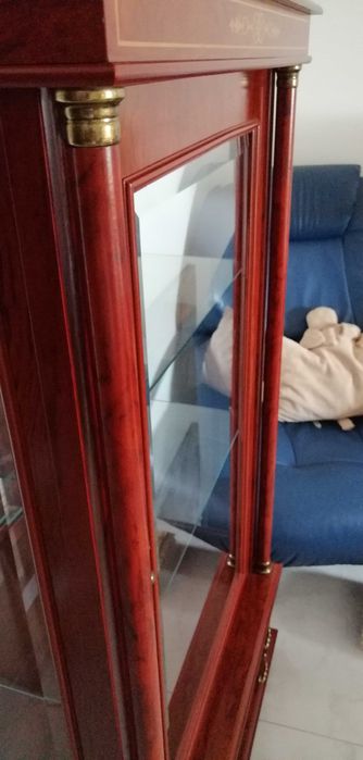 Cristaleira pequena (Nogueira), como nova, para desocupar.