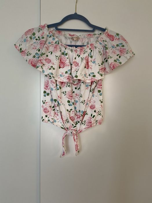 Biała dziewczęca bluzka w różowe róże