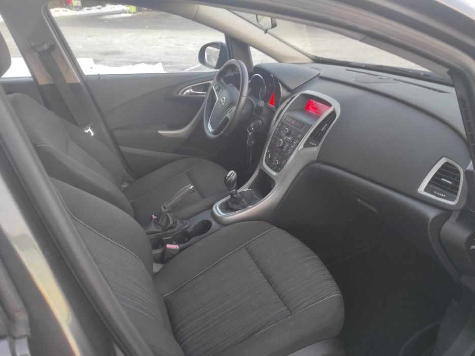 Opel Astra J 1,4 benz,import Niemcy,bardzo ładny,hatchback,2010 rok