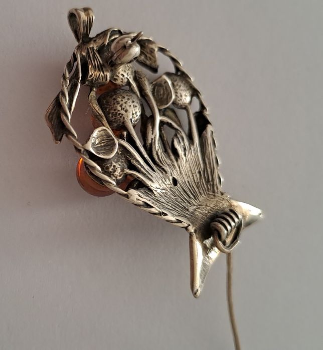 Alfinete em prata e âmbar