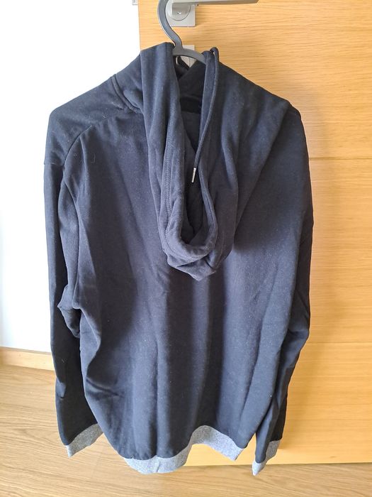 Várias camisolas e T-shirts de marca