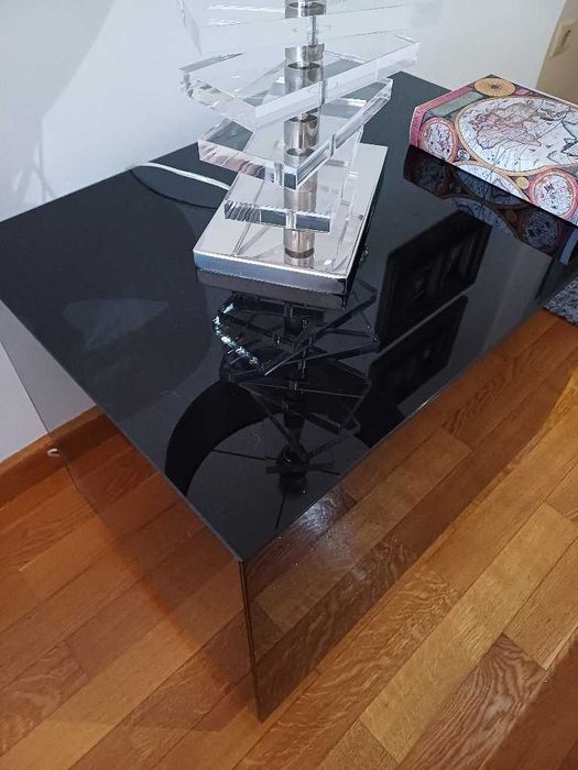 Mesa de apoio retangular em vidro em ótimo estado.