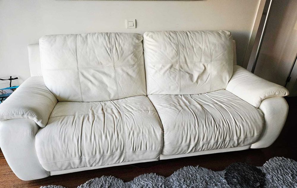 Sofá em pele branca com relax – muito confortável