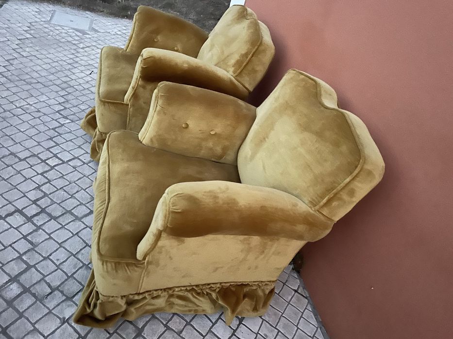Sofás 2 iguais em bom estado tecido veludo