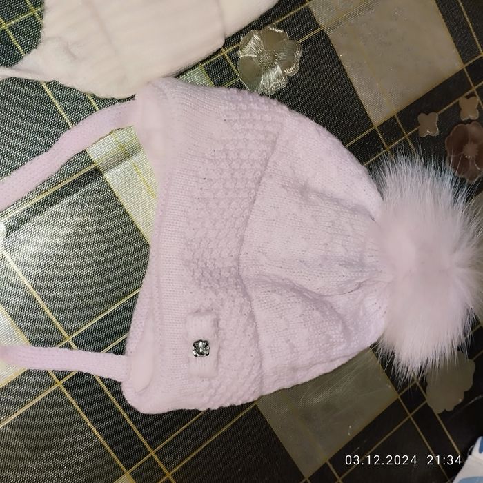 Продаються шапочки зимові