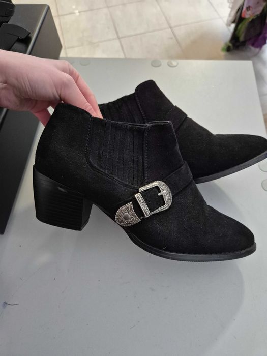 Niskie botki z ozdobną klamerką na słupku r. 39