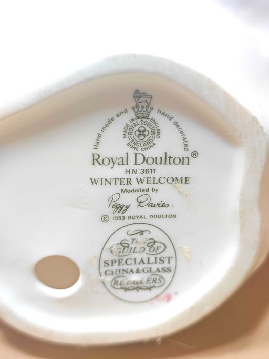 Figurka porcelanowa "WINTER WELCOME" Royal Doulton HN3611