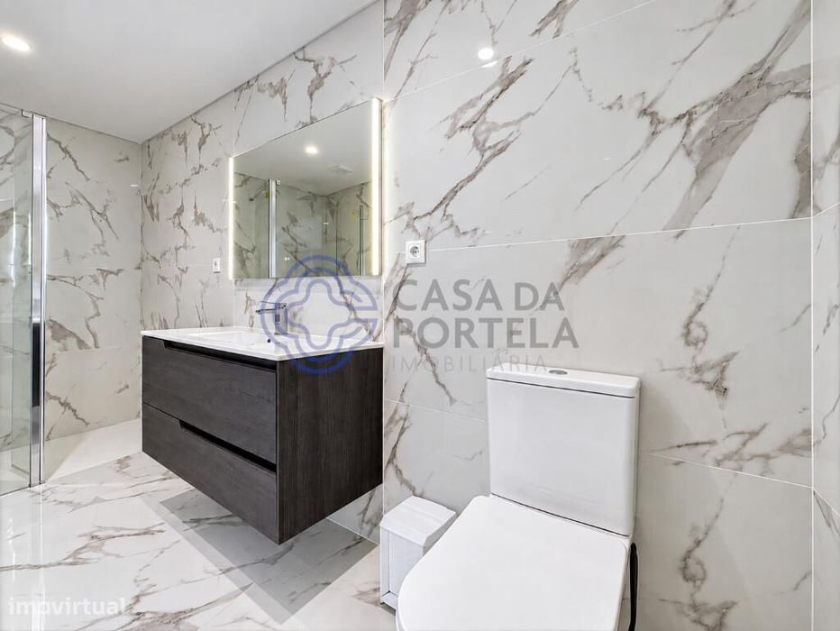 Moradia T2 completamente renovada, com terraço e jardim, a menos de 5