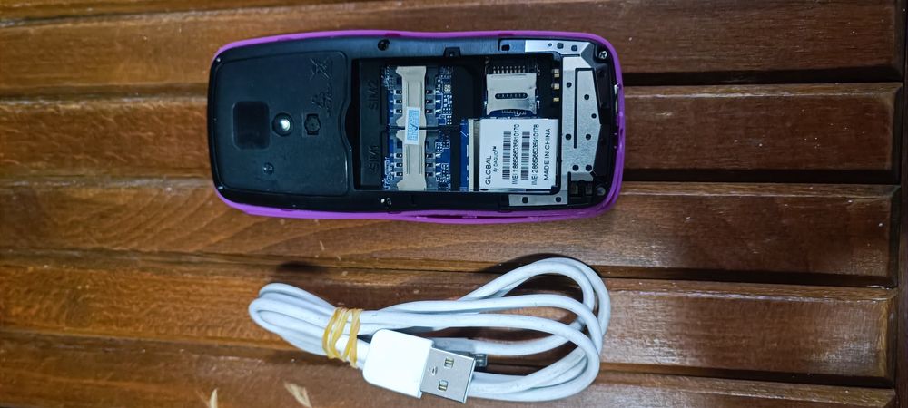 Telemóvel dual-sim rosa