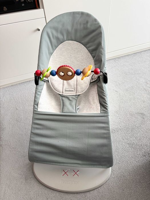 Espreguiçadeira de bébé Babybjorn + brinquedo