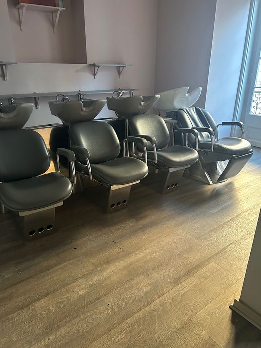Cadeiras e rampas de lavagem de cabeleireiro.