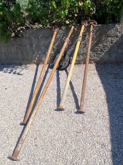 4 used telescopic metal props – Tomar area64739505166467121