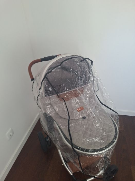 Carrinho de bebé junto com ovo, protecção da chuva e bolsa