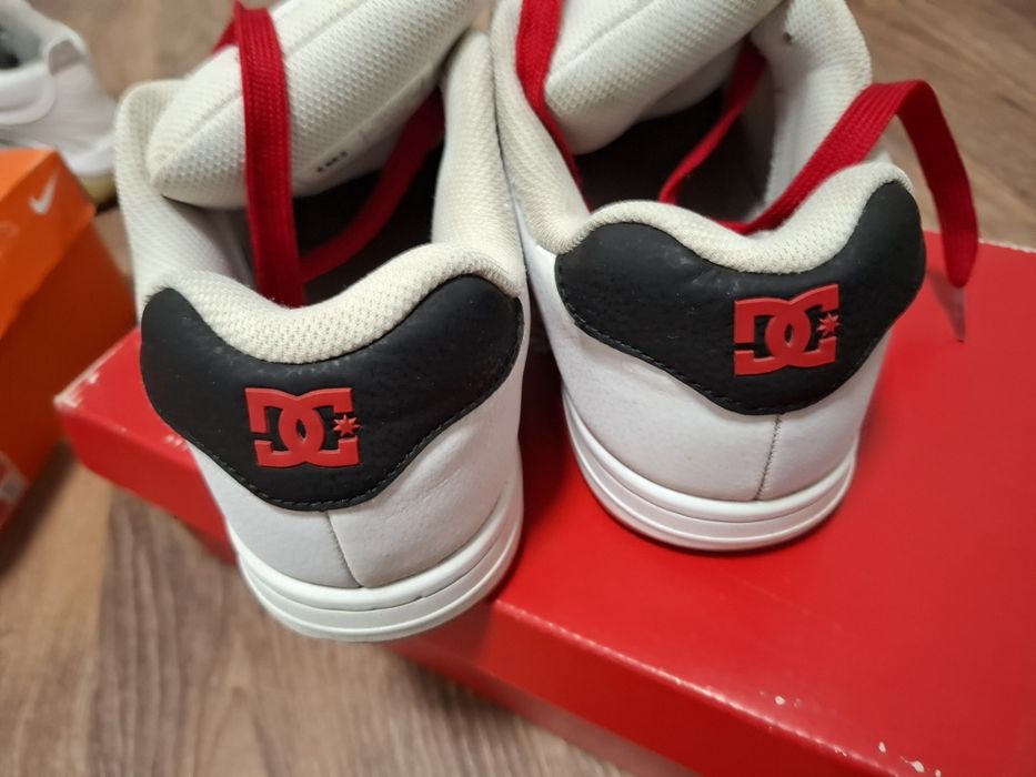 Buty używane biało czerwone