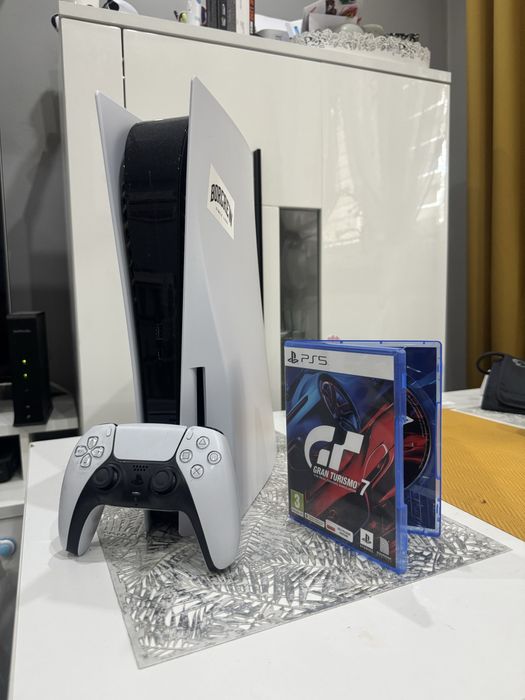 Playstation 5 z napedem i gra gran turismo 7
