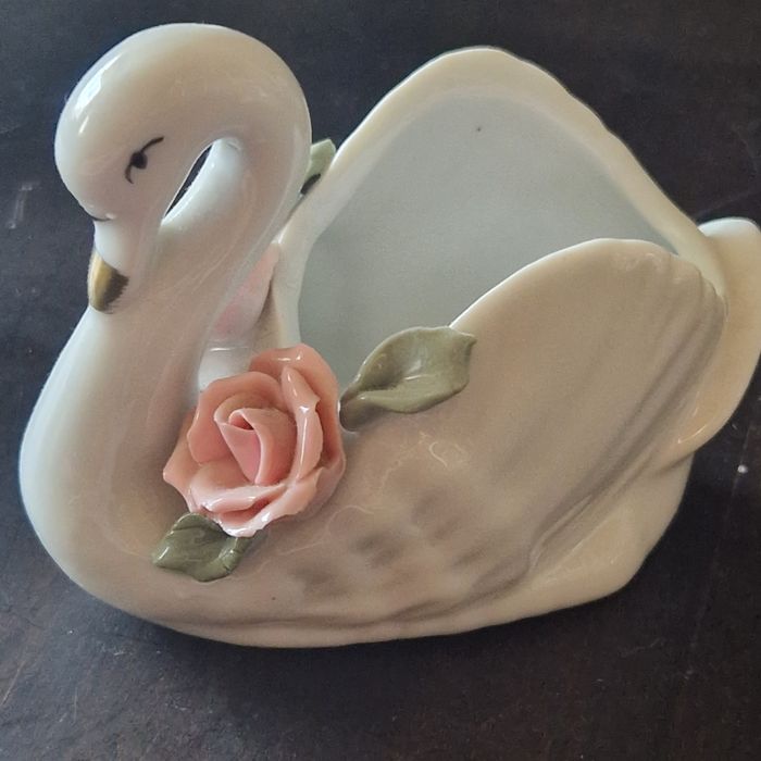 Porcelanowy łabędź koszyczek