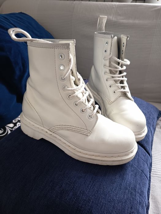 Białe Dr. Martens model 1460 Mono roz. 37