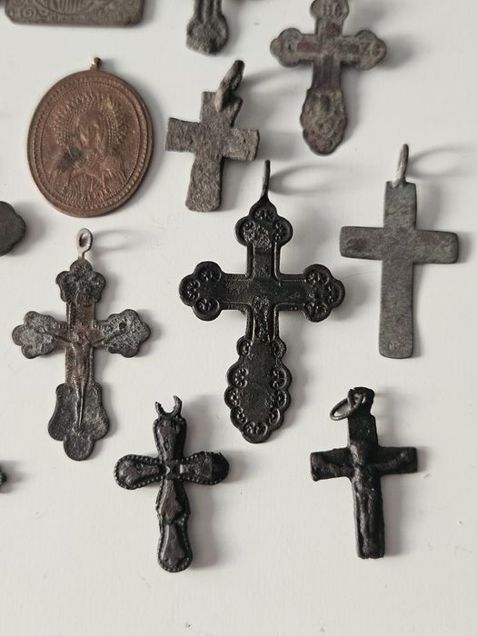 Крестики  разных периодов.