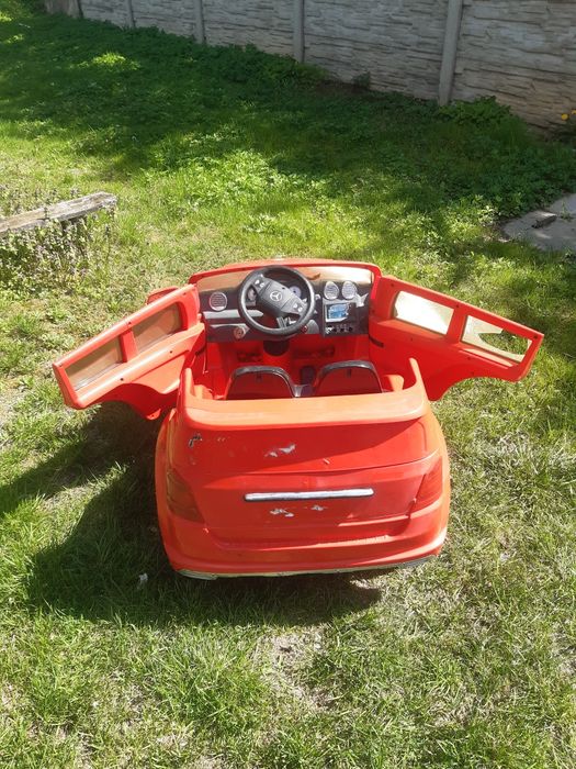 Autko elektryczne zabawka Mercedes.