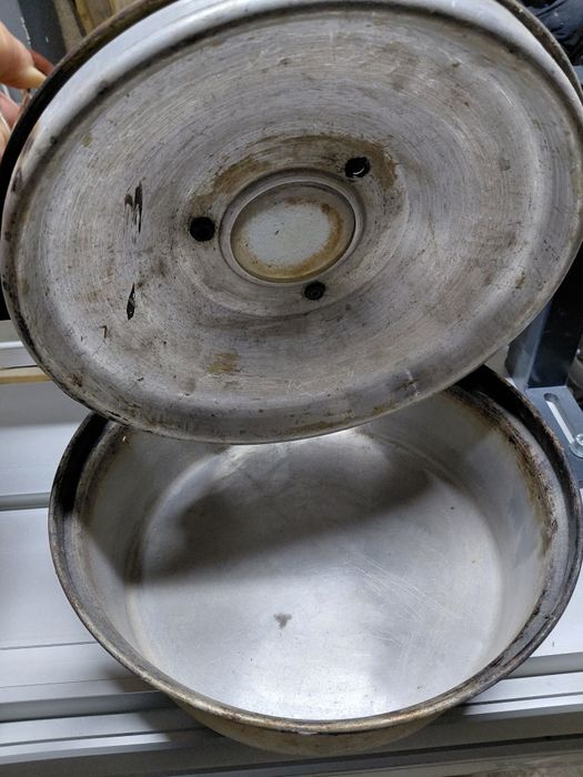 Okrągły prodiż z podkładka metalowa i kablem