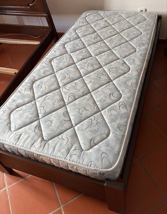 Cama de solteiro + colchão – 100€