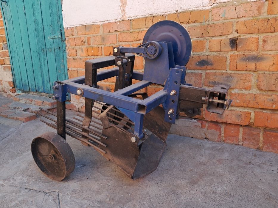 Продам картофелекопалку .