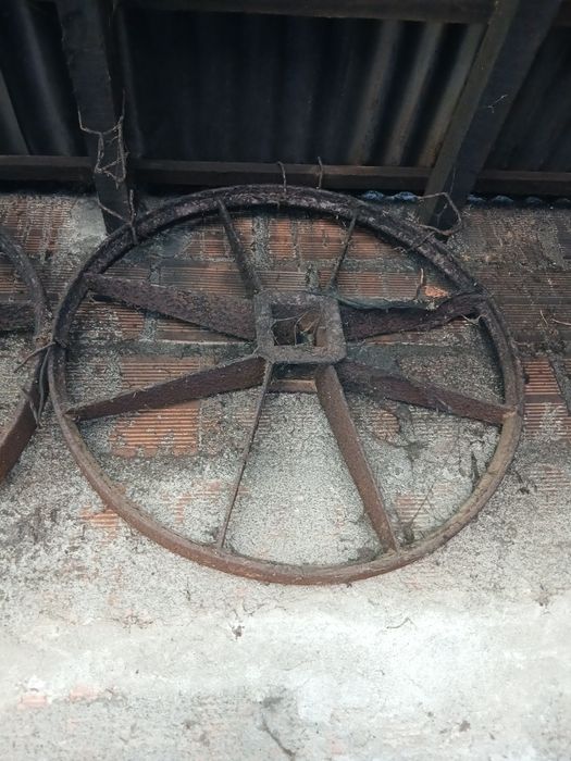 Rodas de ferro antigas