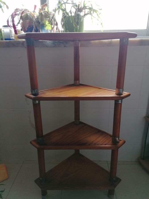 Móvel de canto em madeira