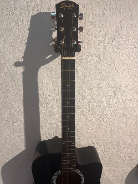 Guitarra acústica squier preta em bom estado