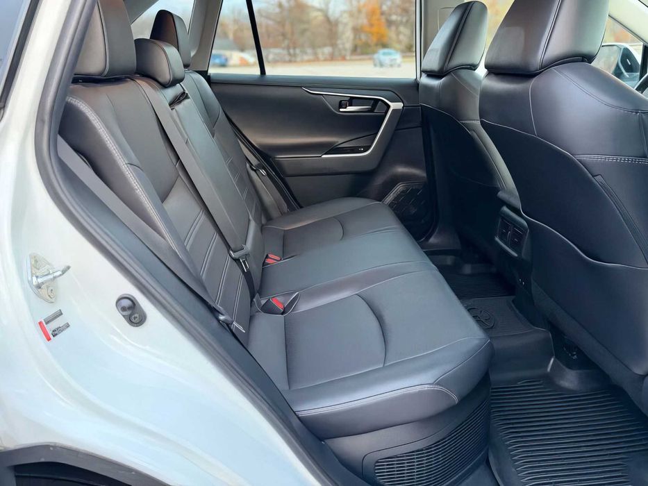 Toyota RAV4 Hybrid Limited      2019