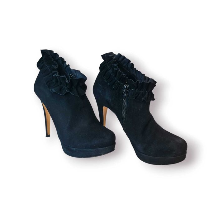 Botins Samelli Camurça Preta com Folhos – Tam.: 37 (Made in Portugal)