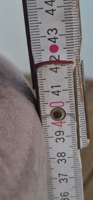 Fotel puf tapicerowany różowy złotą obwódka Homla