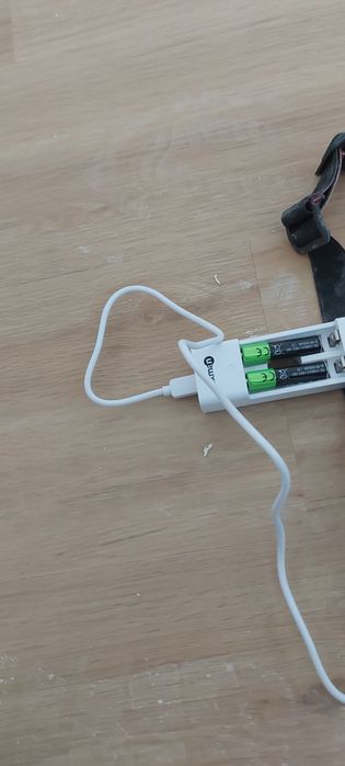 Lanterna de cabeça com carregador com 4 pilhas recarregavel