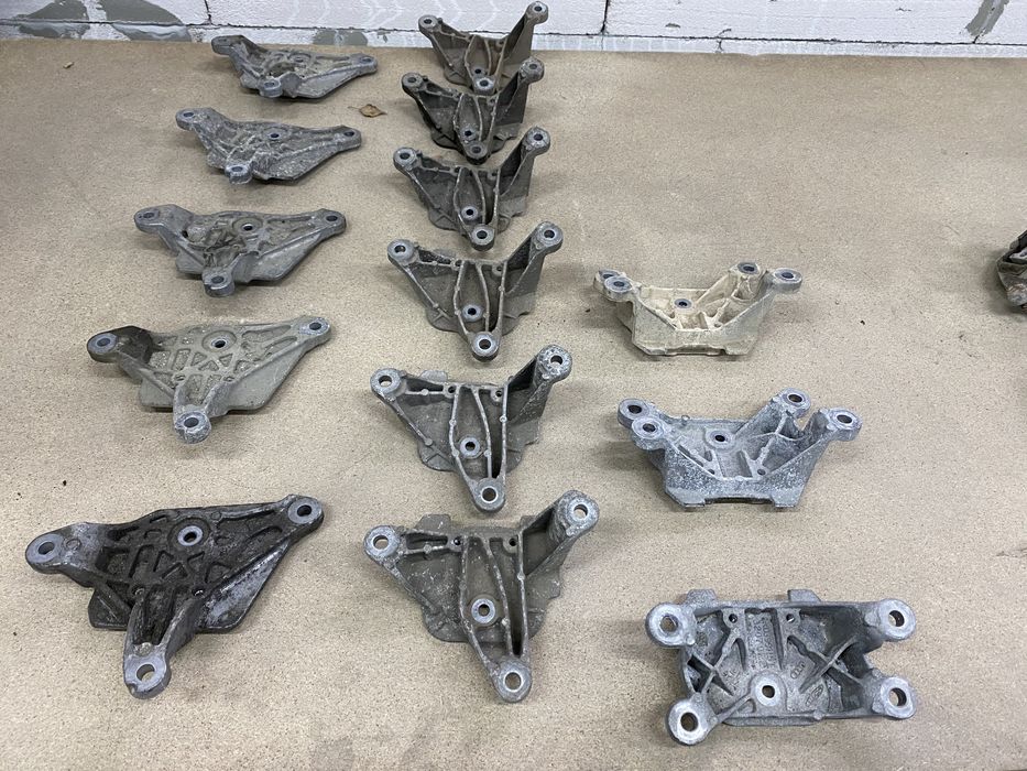 Кронштейн подушки коробки  КПП АКПП Audi A4 B8 \ A5 \ Q5  кріплення